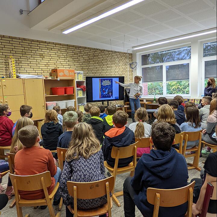 Anna Lott liest in der Grundschule Rethwisch.